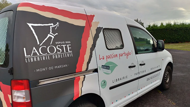 Lacoste — covering imprimé mat